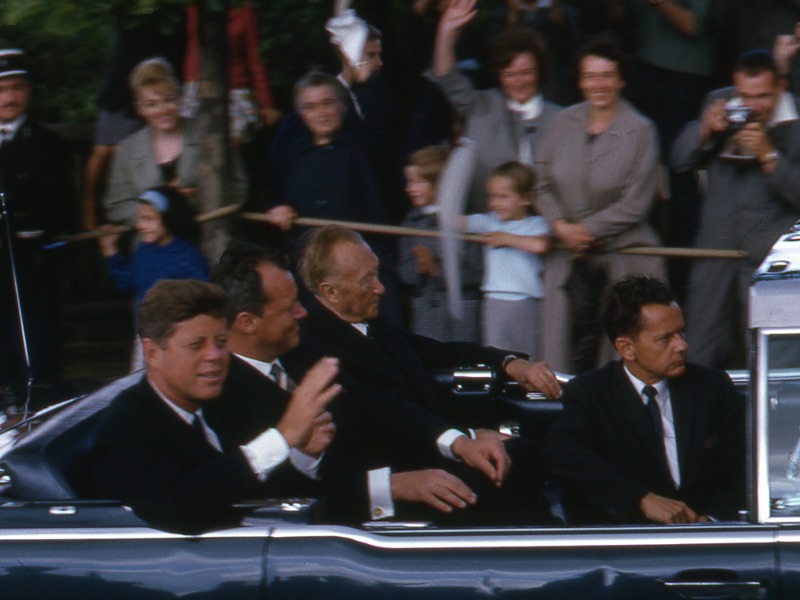 Willy Brandt im Auto zwischen Kennedy und Adenauer